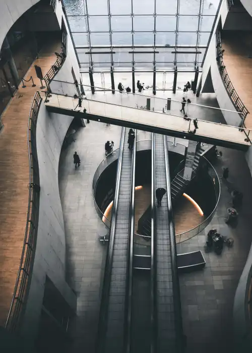 Homem com duas mãos encostando no teclado do notebook, com a tela ligada mostrando diversos gráficos.